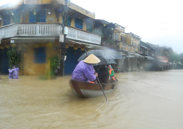 [-]Lũ[-]báo[-]động[-]3,[-]Hội[-]An[-]cấm[-]chèo[-]thuyền[-]chở[-]khách[-]tham[-]quan